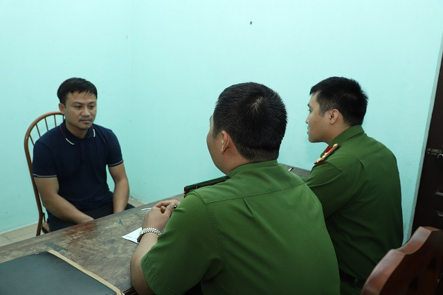 Cán bộ Công an huyện Kim Bảng lấy lời khai đối tượng Phông. (Nguồn: Cổng Thông tin điện tử Công an tỉnh Hà Nam) Khởi tố đối tượng đánh công an khi được mời dến trụ sở làm việc ảnh 1