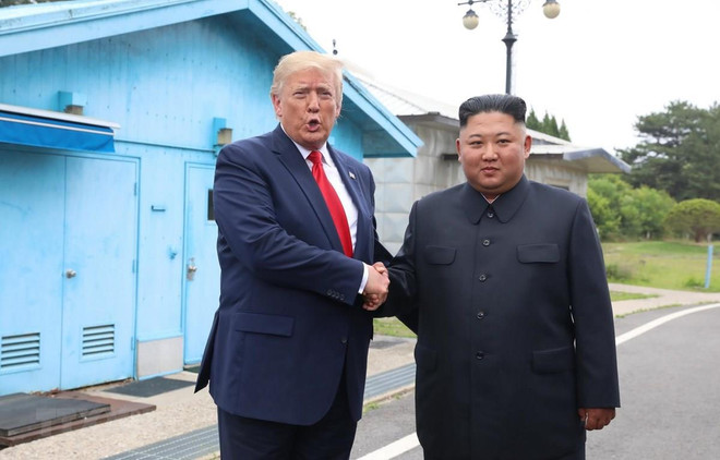 Tổng thống Mỹ Donald Trump (trái) và nhà lãnh đạo Triều Tiên Kim Jong-un tại cuộc gặp ở DMZ ngày 30/6.( Ảnh: THX/TTXVN) Mỹ tuyên bố sẵn sàng nối lại đàm phán hạt nhân với Triều Tiên ảnh 1