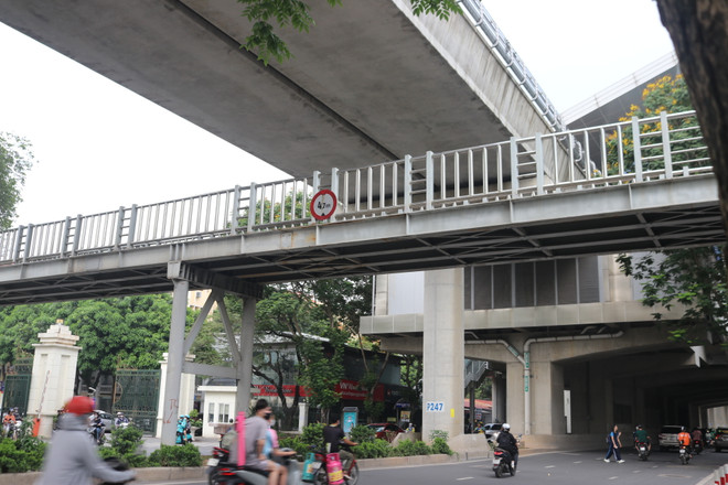 Có cầu vượt bộ hành nhưng một số học sinh vẫn không sử dụng mà bất chấp vi phạm Luật Giao thông. (Ảnh: Nguyễn Minh Hằng/Vietnam+) vnp_cau vuot 1.jpg