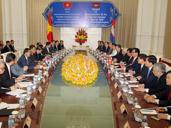 Thủ tướng Nguyễn Tấn Dũng hội kiến với Thủ tướng Campuchia Hunsen. (Ảnh: Đức Tám/TTXVN) Thủ tướng Nguyễn Tấn Dũng tiếp kiến Quốc vương Campuchia ảnh 1