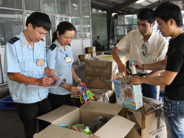 Kiểm tra hàng hóa nhập khẩu tại Chi cục Hải quan sân bay quốc tế Nội Bài. (Nguồn: TTXVN) Hải quan Hà Nội phấn đấu thu ngân sách 14.500 tỷ đồng ảnh 1