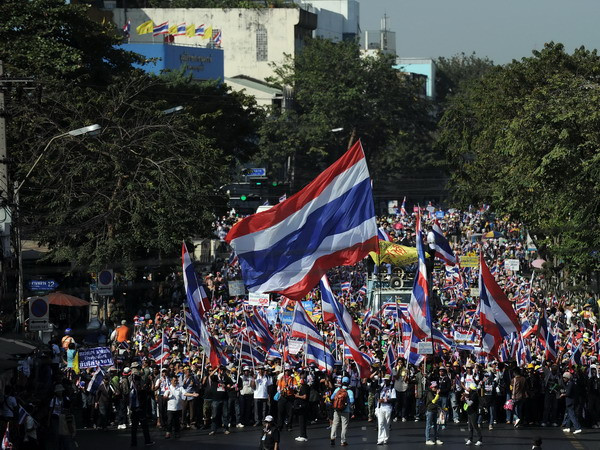 Người biểu tình tuần hành trên các đường phố ở Bangkok. (Nguồn: AFP/TTXVN) Người biểu tình Thái nhằm vào các bộ, sàn chứng khoán ảnh 1