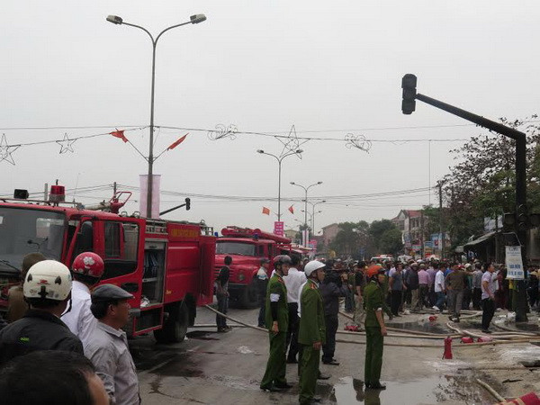 Cháy lớn tại một cửa hàng cạnh QL1A gây ách tắc giao thông kéo dài ảnh 2