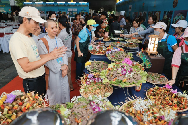 Du khách tham dự Lễ hội Ẩm thực chay trong khuôn khổ Festival Huế 2024. (Ảnh: Minh Quyết/TTXVN) TTXVN_1306amthuchayHue3.jpg.jpeg