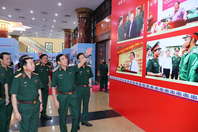 Bộ trưởng Quốc phòng Phan Văn Giang và các đại biểu tham quan khu trưng bày sách, báo, tài liệu của các đơn vị trong toàn quân. (Ảnh: Trọng Đức/TTXVN) TTXVN_1306daoducHochiminh2.jpg