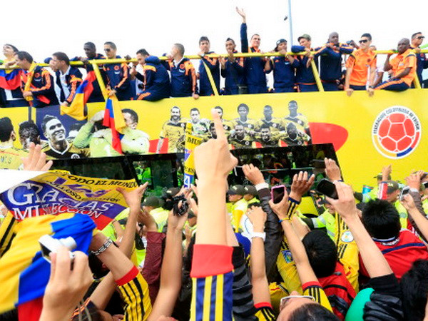 James Rodriguez bị đồng đội lấn át ở lễ mừng công World Cup ảnh 1