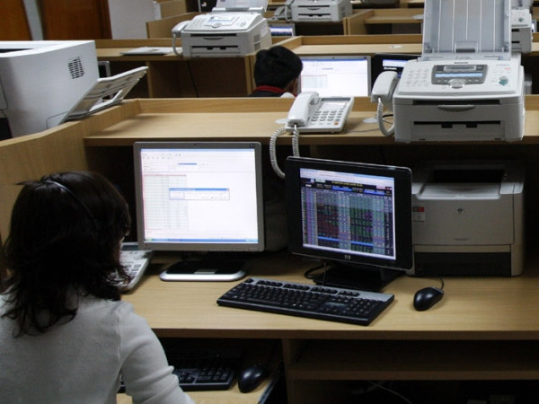 Giao dịch sôi động, VN-Index vẫn “hụt hơi” trước mốc 715 điểm ảnh 1