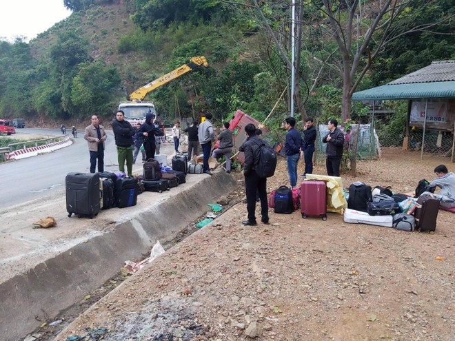 Sơn La: Lật xe giường nằm trên Quốc lộ 6, bảy người bị thương ảnh 1