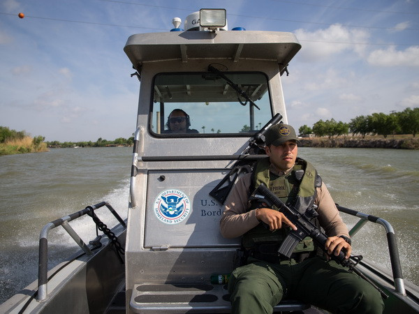 Binh sỹ tuần tra tại khu vực sông Rio Grande, gần Mc Allen, Texas, biên giới Mỹ - Mexico ngày 26/3. (Nguồn: AFP/TTXVN) Mỹ đạt thỏa thuận triển khai Vệ binh quốc gia tại bang California ảnh 1