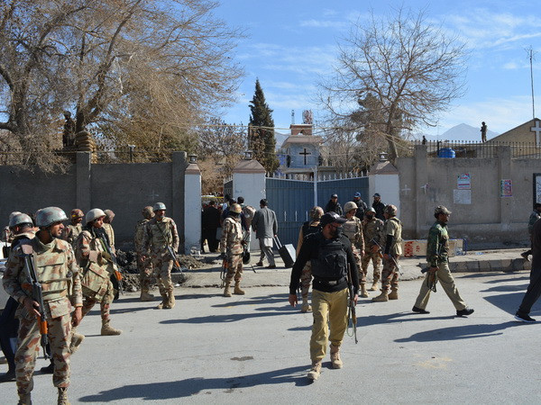 Tấn công xe cảnh sát làm ít nhất 30 người thương vong tại Pakistan ảnh 1