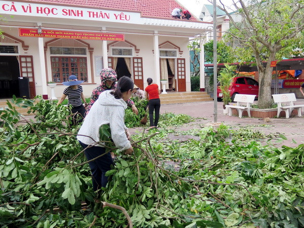 Khắc phục khó khăn, sớm đưa học sinh trở lại trường sau bão ảnh 1