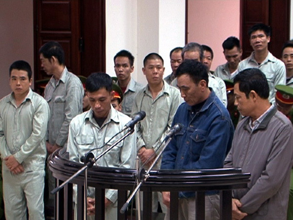 Các bị cáo trước vành móng ngựa. (Ảnh: Nguyễn Hoàng/TTXVN) Xử sơ thẩm các đối tượng tham gia "sới bạc khủng" ở Quảng Ninh ảnh 1