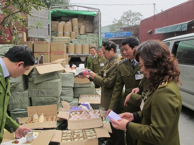 Đà Nẵng: Phát hiện 8 tấn hàng tiêu dùng không rõ nguồn gốc ảnh 1