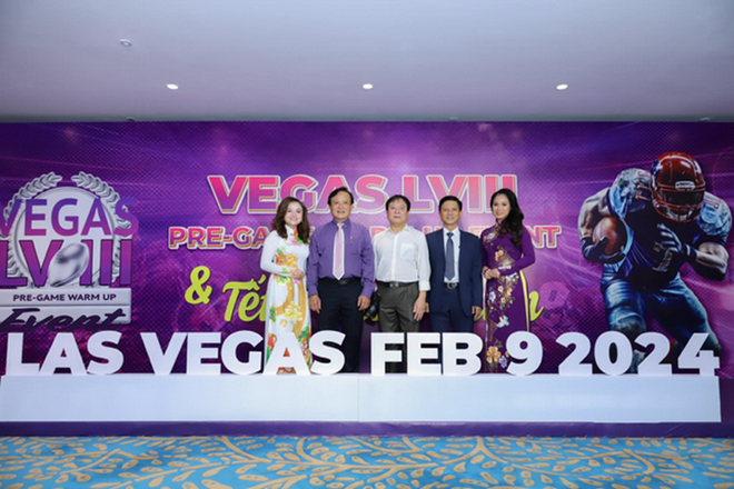 Bà Dương Thị Hữu Phiên (bìa trái) và bà Nguyễn Mỹ Hạnh (bìa phải) đại diện đoàn Tập đoàn Rocket Buffalo tiếp đón các khách mời danh dự của buổi họp báo. (Ảnh: CTV/Vietnam+) vegas-lviii-2-5180.png