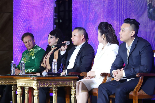 Ông Đạt Nguyễn đại diện BTC trả lời họp báo. (Ảnh: CTV/Vietnam+) ong-dat-nguyen-2163.jpg
