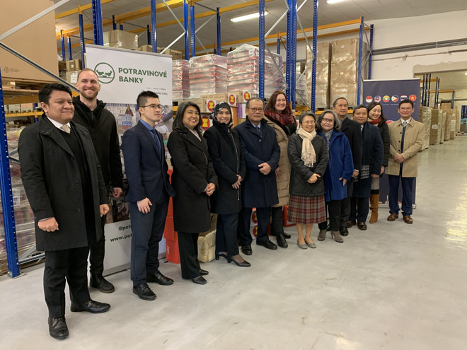 Ủy ban ASEAN tại CH Séc đóng góp thiết thực vào hoạt động thiện nguyện ảnh 1