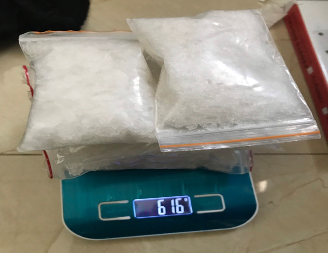 Tang vật vụ án. (Nguồn: TTXVN) Triệt phá đường dây mua bán ma túy liên tỉnh, tạm giữ 4 đối tượng ảnh 1