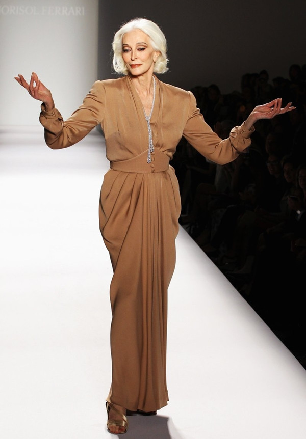 Choáng váng với sức quyến rũ chết người của siêu mẫu tuổi 80 ảnh 9