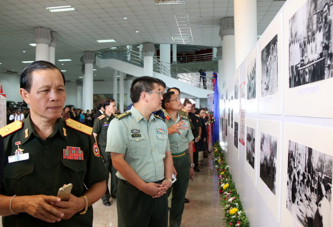 Khai mạc triển lãm ảnh Đường Hồ Chí Minh huyền thoại trên đất Lào ảnh 3