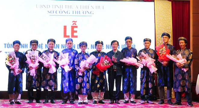 Tôn vinh “Nghệ nhân Nhân dân,” “Nghệ nhân Ưu tú” tại Thừa Thiên-Huế. (Ảnh: Tường Vi/TTXVN) Thành lập Hội đồng xét tặng nghệ nhân Nhân dân, nghệ nhân ưu tú ảnh 1