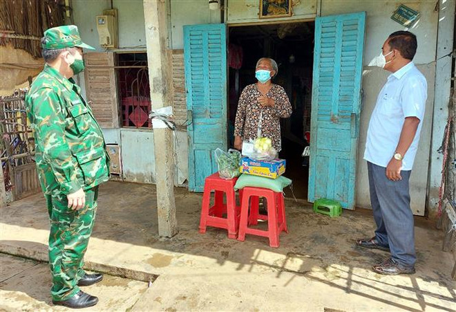 Cấp phát gạo, tặng quà người dân gặp khó khăn tại Đắk Nông, Sóc Trăng ảnh 2