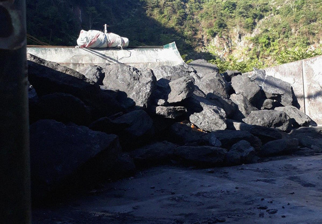 Bài 1: Theo chân đội phu than đột kích vào ‘thiên đường than lậu’ ảnh 5