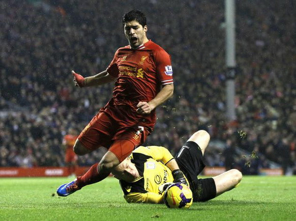 Suarez bị tố ăn vạ. (Nguồn: PA) Tin vắn 19/1: Manchester City "siêu khủng," Bayern thảm bại ảnh 3