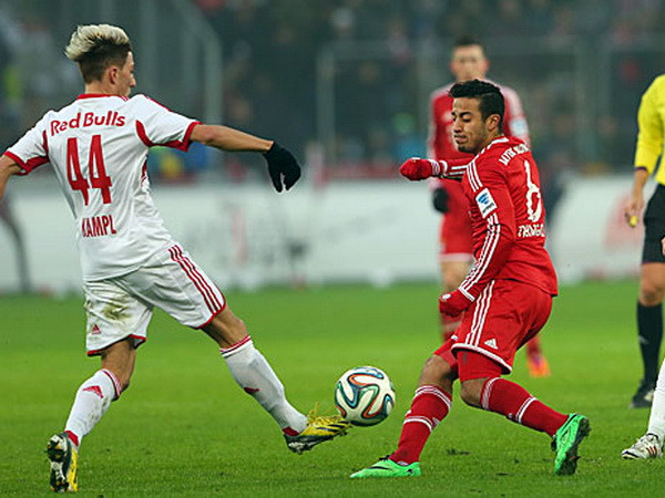 Bayern (áo đỏ) gây thất vọng. (Nguồn: Getty Images) Tin vắn 19/1: Manchester City "siêu khủng," Bayern thảm bại ảnh 2