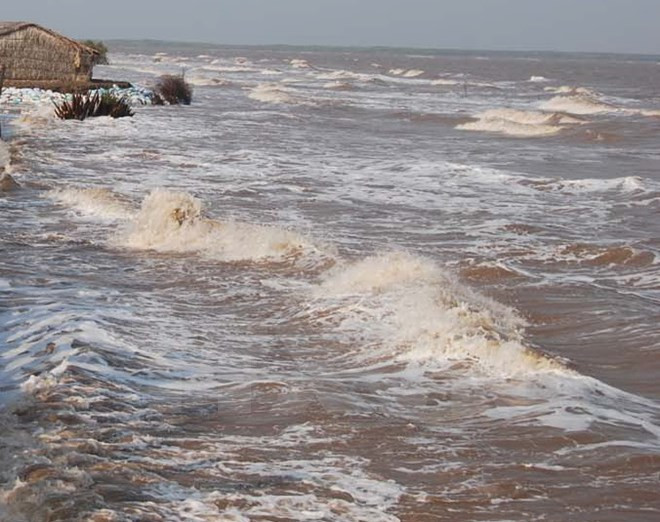 Quảng Ngãi: Hai bé trai 11 tuổi bị sóng cuốn trôi khi tắm biển ảnh 1