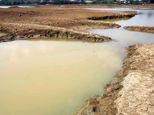 Tạm giữ hình sự đối tượng giết người phi tang xác dưới hồ ảnh 1