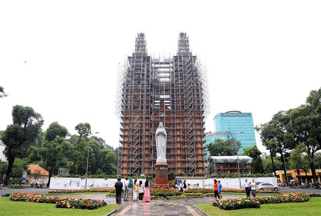Nhà thờ Đức Bà đang trong quá trình sửa chữa, trùng tu. (Ảnh: Hồng Đạt/TTXVN) TP. HCM: Đưa 10 cây thánh giá của Nhà thờ Đức Bà sang Bỉ để phục chế ảnh 1