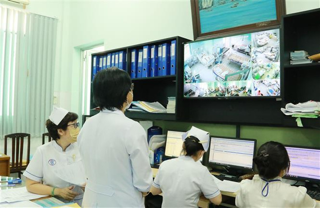 Giám sát hoạt động cách ly, điều trị bệnh nhân COVID-19 tại Khoa Bệnh Nhiệt đới, Bệnh viện Chợ Rẫy Thành phố Hồ Chí Minh. (Ảnh: Đinh Hằng/TTXVN) TP Hồ Chí Minh nhanh chóng ứng phó sự gia tăng các ca mắc COVID-19 ảnh 2
