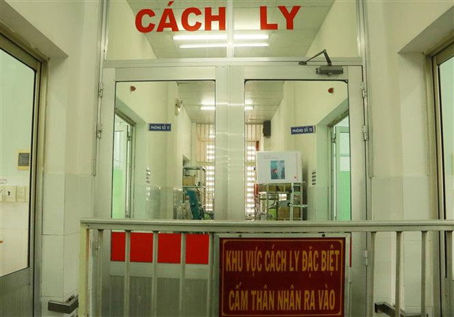 Khu vực cách ly, điều trị bệnh nhân COVID-19 tại Khoa Bệnh Nhiệt đới, Bệnh viện Chợ Rẫy Thành phố Hồ Chí Minh. (Ảnh: Đinh Hằng/TTXVN) TP Hồ Chí Minh nhanh chóng ứng phó sự gia tăng các ca mắc COVID-19 ảnh 3