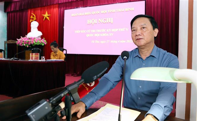 Phó Chủ tịch Quốc Hội Nguyễn Khắc Định trả lời những kiến nghị của cử tri huyện Vũ Thư. (Ảnh: Thế Duyệt/TTXVN) Cử tri tỉnh Thái Bình đề nghị triệt để xử lý tham nhũng, tiêu cực ảnh 1