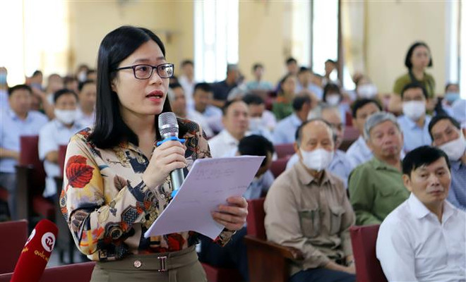 Cử tri Bùi Thị Thảo, xã Hiệp Hòa, huyện Vũ Thư, tỉnh Thái Bình trình bày các kiến nghị. (Ảnh: Thế Duyệt/TTXVN) Cử tri tỉnh Thái Bình đề nghị triệt để xử lý tham nhũng, tiêu cực ảnh 2