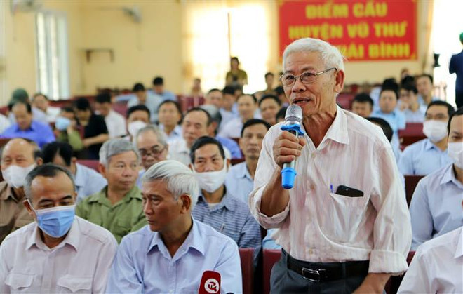 Cử tri Nguyễn Văn Bốn, xã Dũng Nghĩa, huyện Vũ Thư, tỉnh Thái Bình trình bày các kiến nghị tại hội nghị tiếp xúc. (Ảnh: Thế Duyệt/TTXVN) Cử tri tỉnh Thái Bình đề nghị triệt để xử lý tham nhũng, tiêu cực ảnh 3
