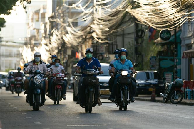 Người dân đeo khẩu trang phòng lây nhiễm COVID-19 tại Vientiane, Lào. (Ảnh: THX/TTXVN) Lào ghi nhận ngày có số ca nhiễm mới cao nhất từ trước tới nay ảnh 1