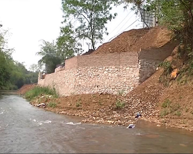 Năm 2015, Ông Quý xây kè, lấn đất suối Gủn, Khi lũ về đã quét sập kè (Nguồn: caobang.gov) Thông tin về vụ việc "xây chuồng gà phải xin phép ở Cao Bằng" ảnh 1