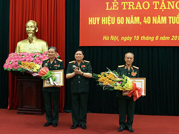 Trao huy hiệu Đảng cho 2 nguyên tướng lĩnh quân đội cấp cao ảnh 1