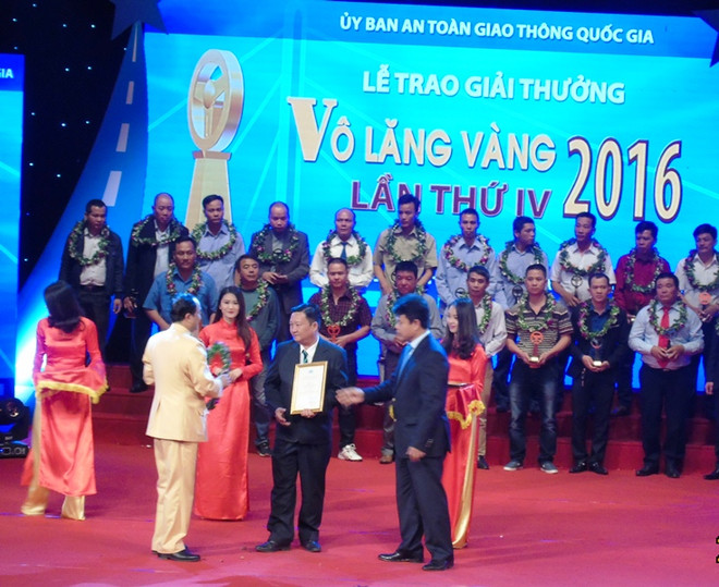 Giải thưởng Vô lăng vàng năm 2016 tôn vinh gần 60 lái xe an toàn ảnh 1