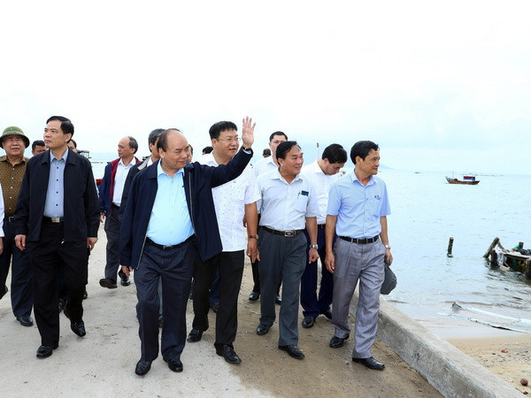 Thủ tướng thị sát công tác khắc phục hậu quả bão số 12 tại Khánh Hòa ảnh 1