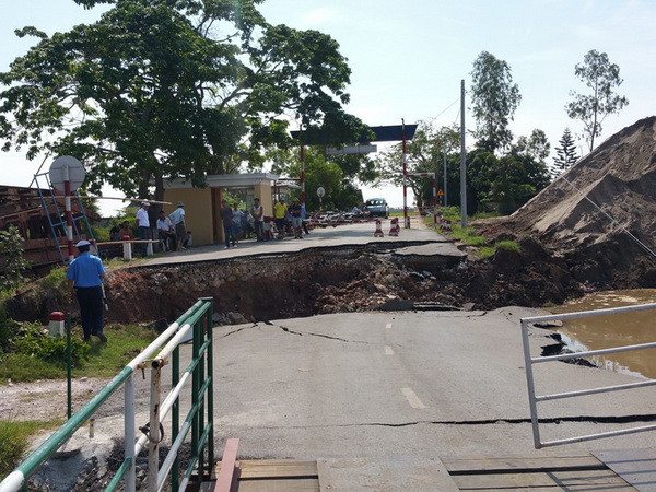 Sạt lở nghiêm trọng, đường dẫn cầu phao sông Hóa tụt xuống lòng sông ảnh 1