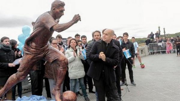 Bức tượng Lionel Messi đặt tại Argentina bị đập nát ảnh 2