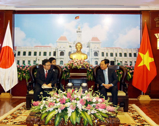 Bí thư Thành ủy TP Hồ Chí Minh Lê Thanh Hải tiếp Phó Chánh Văn phòng Nội các Chính phủ Nhật Bản Hiroshige Seko cùng đoàn đại biểu. (Ảnh: Thanh Vũ/TTXVN) TP HCM tăng hợp tác nông nghiệp công nghệ cao với Nhật Bản ảnh 1