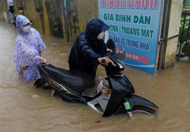 Bình Định: Thành phố Quy Nhơn ngập sâu cục bộ do mưa lớn ảnh 1