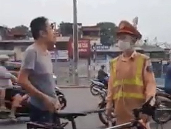 Xử phạt người tự xưng bác sỹ không đeo khẩu trang ra đường ảnh 1