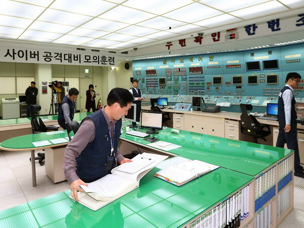 Các nhân viên Công ty Điện Hạt nhân Wolseong ở Gyeongju tham gia cuộc diễn tập chống tấn công mạng nhằm vào các nhà máy điện hạt nhân. (Nguồn: AFP/TTXVN) Hàn Quốc đề nghị Trung Quốc hợp tác điều tra vụ tấn công mạng ảnh 1
