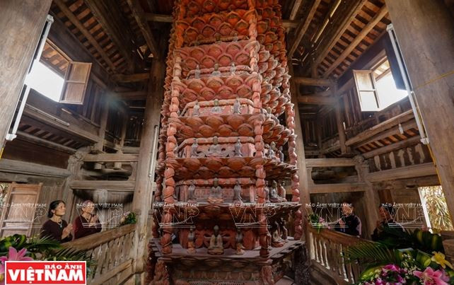 Có chiều cao 4,44m, Cửu phẩm Liên Hoa ở chùa Giám là cổ vật có kích thước hoành tráng, có giá trị nghệ thuật kiến trúc Phật giáo đặc biệt. (Nguồn: Báo ảnh Việt Nam) Khám phá Cửu phẩm Liên Hoa - Bảo vật Quốc gia ở chùa Giám ảnh 1