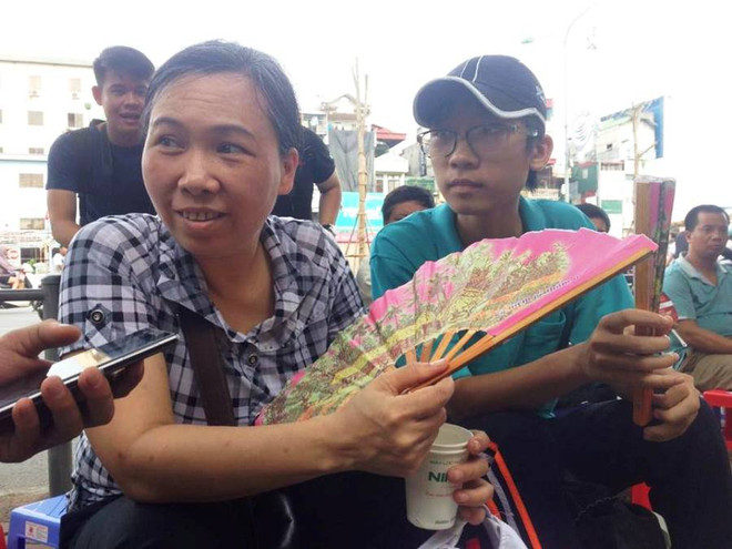 Tâm trạng rối bời của phụ huynh “ngóng con” thi THPT quốc gia ảnh 2