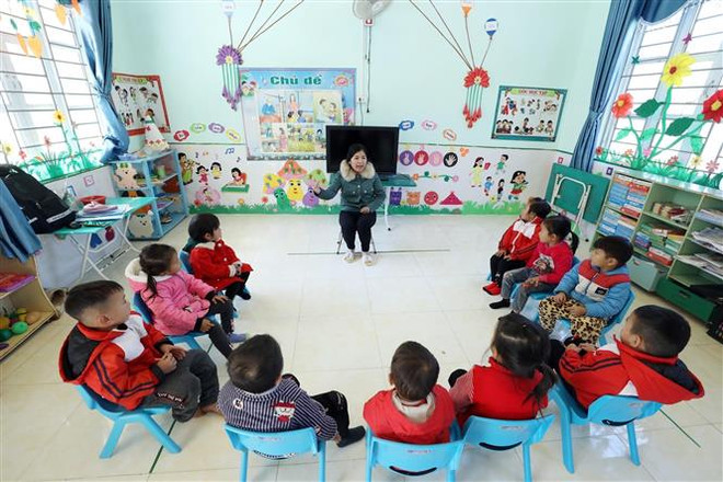 Một buổi học lớp ghép 2 + 3 + 4 tuổi của điểm trường Lũng Slàng thuộc trường Mầm non xã Tri Phương (Tràng Định, Lạng Sơn). (Ảnh: TTXVN phát) Giữ ổn định mức thu học phí năm học 2022-2023 như năm học 2021-2022 ảnh 1